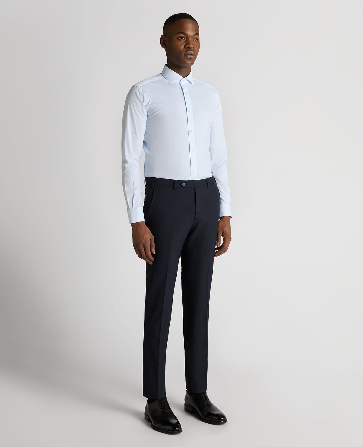 Man wearing a grey Slim Fit Cotton-Stretch Shirt