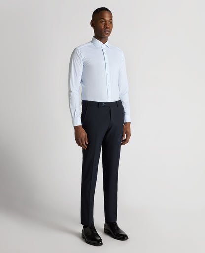 Man wearing a grey Slim Fit Cotton-Stretch Shirt
