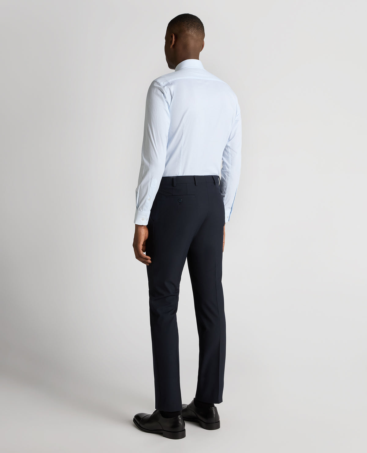 Man wearing a grey Slim Fit Cotton-Stretch Shirt