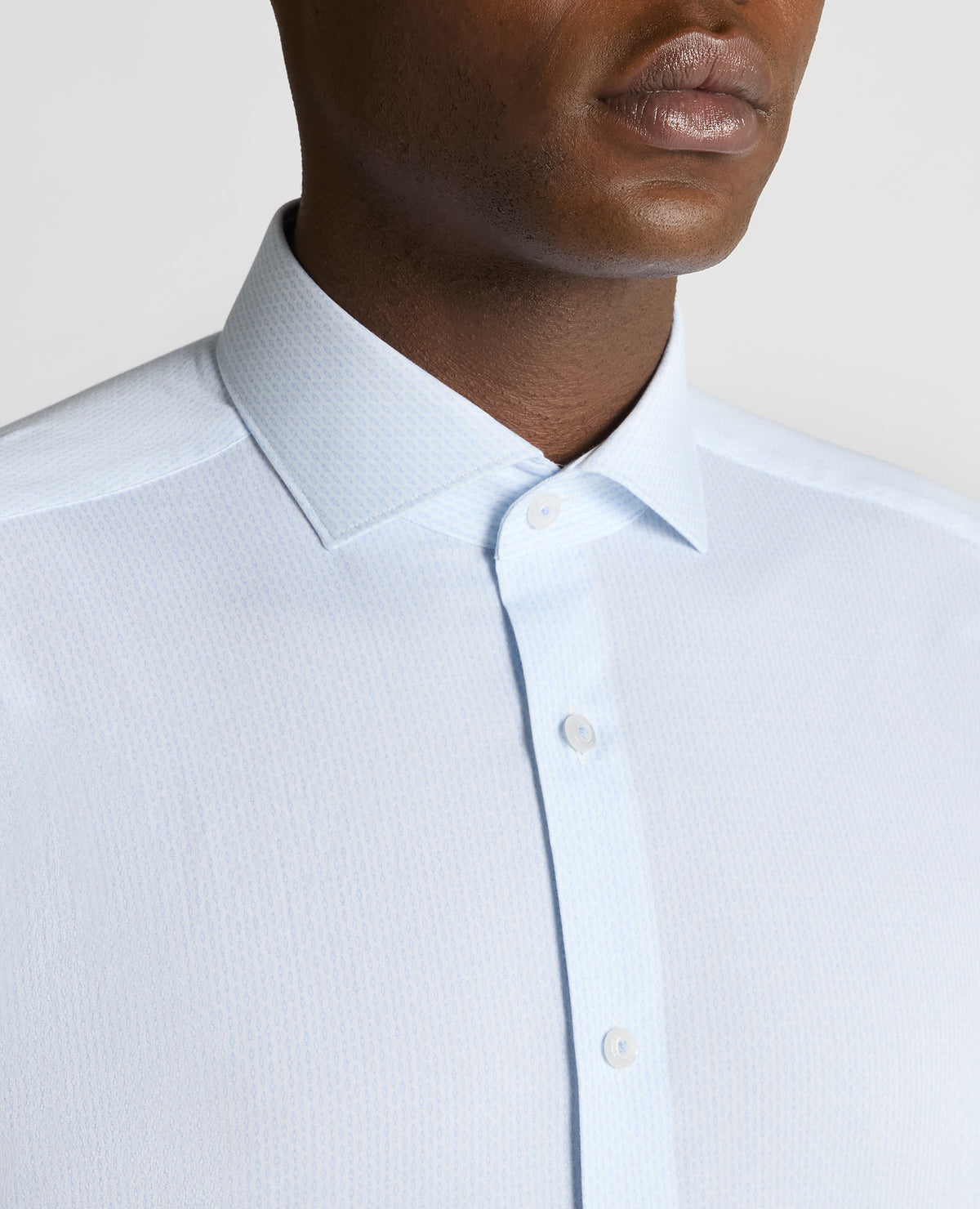 Man wearing a grey Slim Fit Cotton-Stretch Shirt