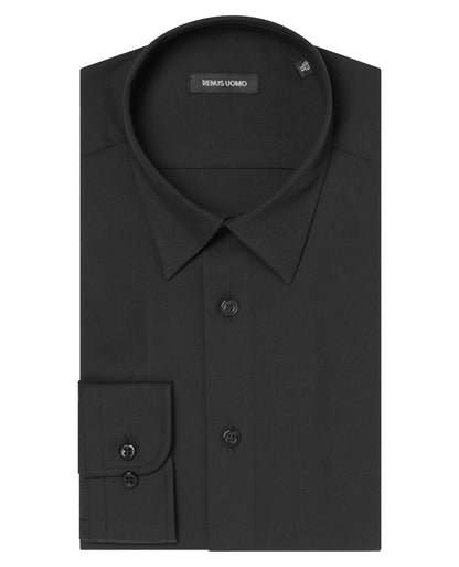 Man wearing a black Regular Fit Fine Twill Comfort Shirt