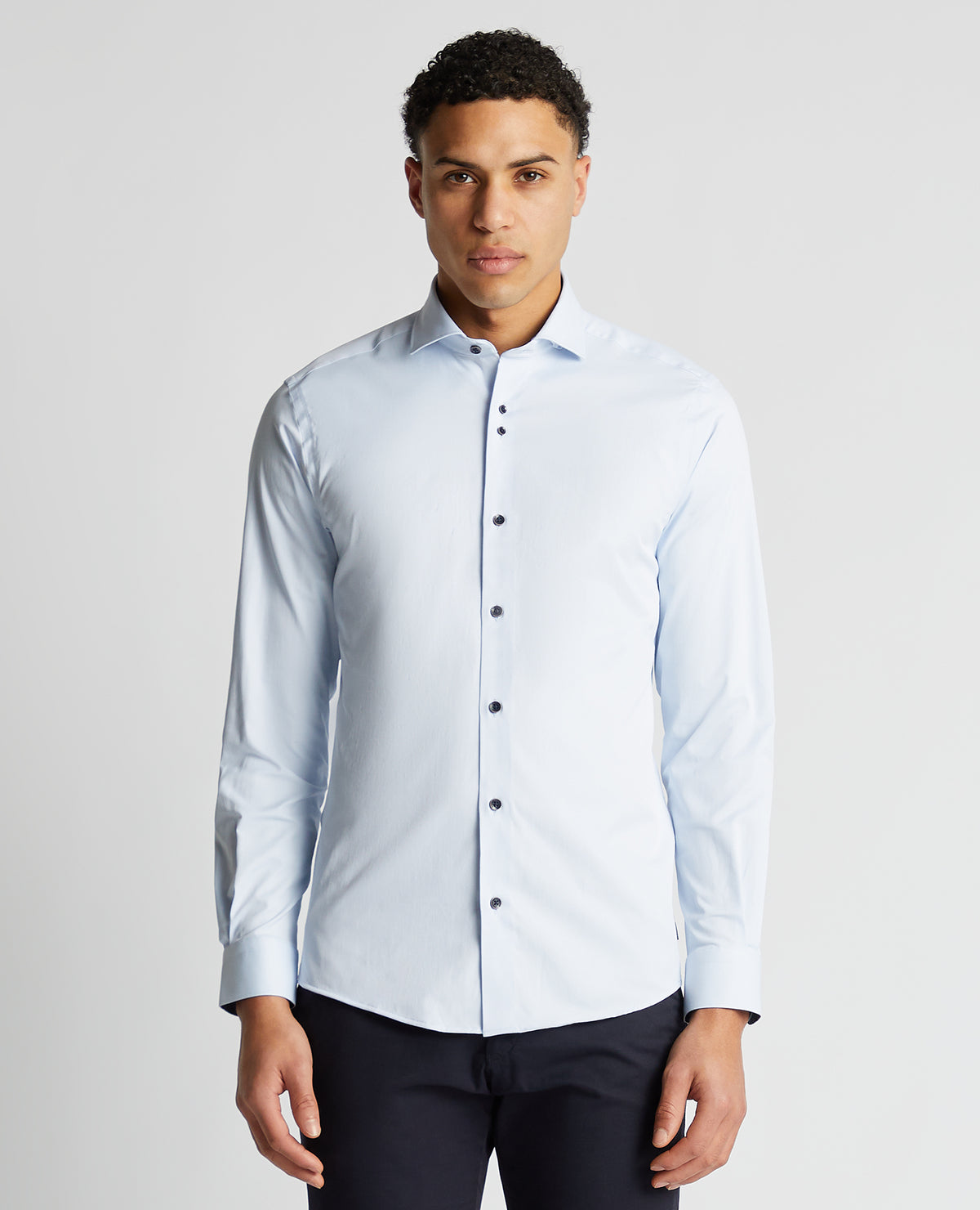 Man wearing a blue Tapered Fit Cotton-Blend Stretch Shirt