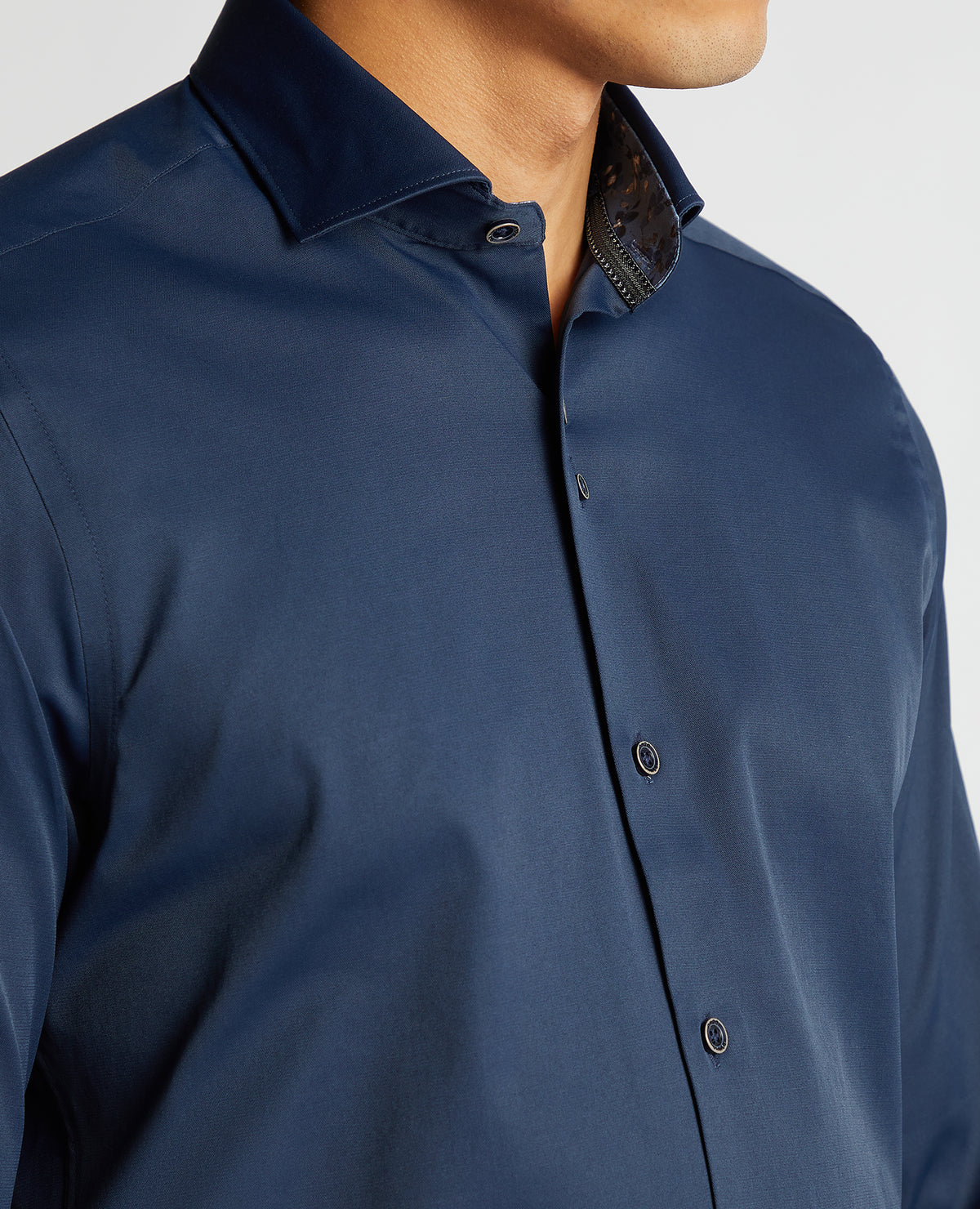 Man wearing a navy Tapered Fit Cotton-Blend Stretch Shirt