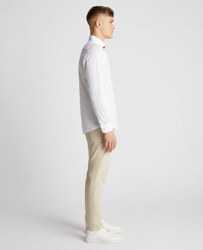 Man wearing a white Tapered Fit Cotton-Linen Blend Shirt