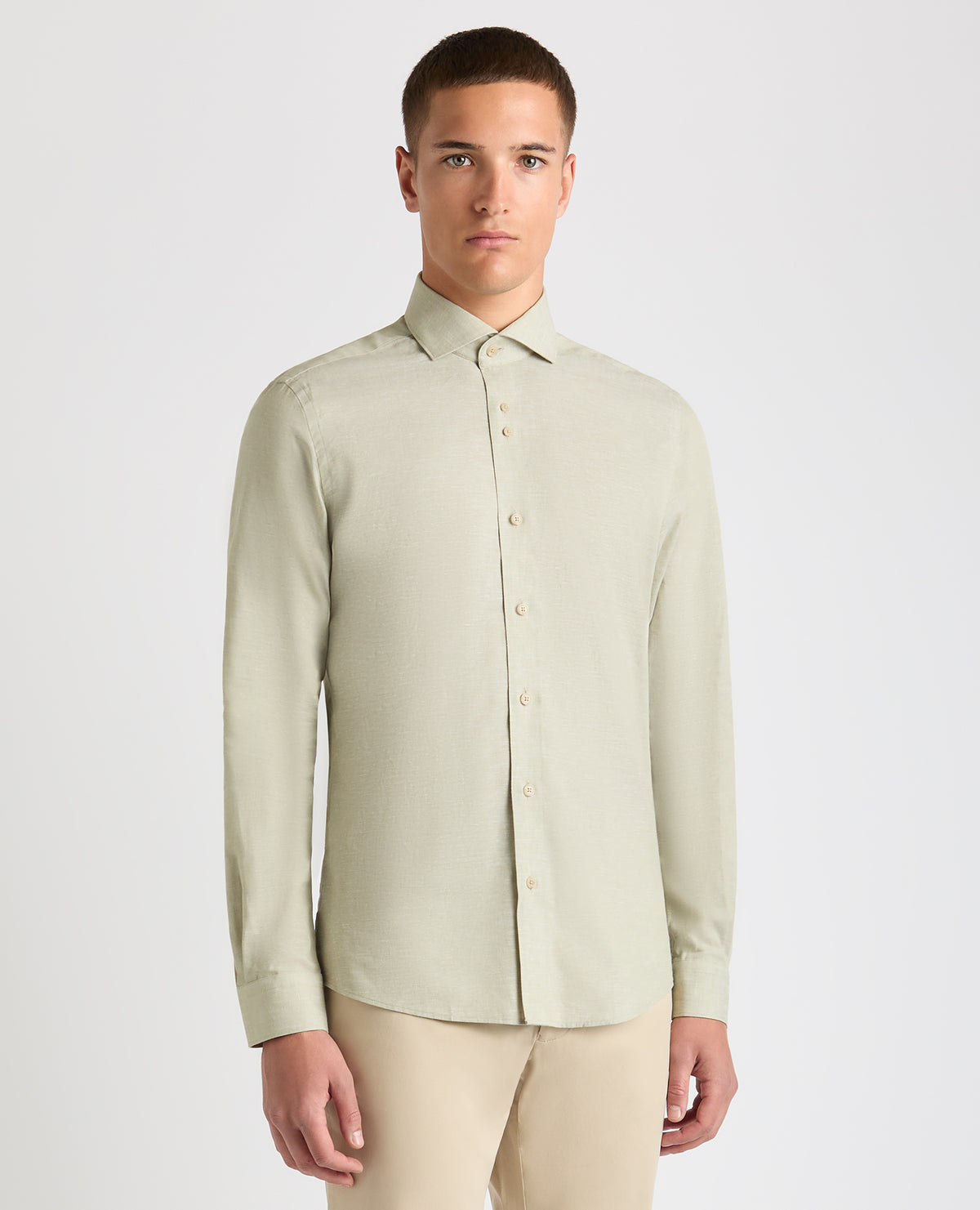Man wearing a green Tapered Fit Cotton-Linen Blend Shirt