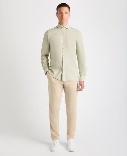 Man wearing a green Tapered Fit Cotton-Linen Blend Shirt