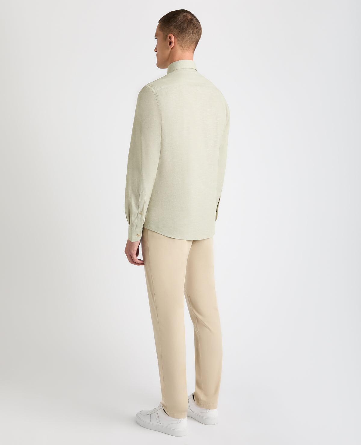 Man wearing a green Tapered Fit Cotton-Linen Blend Shirt