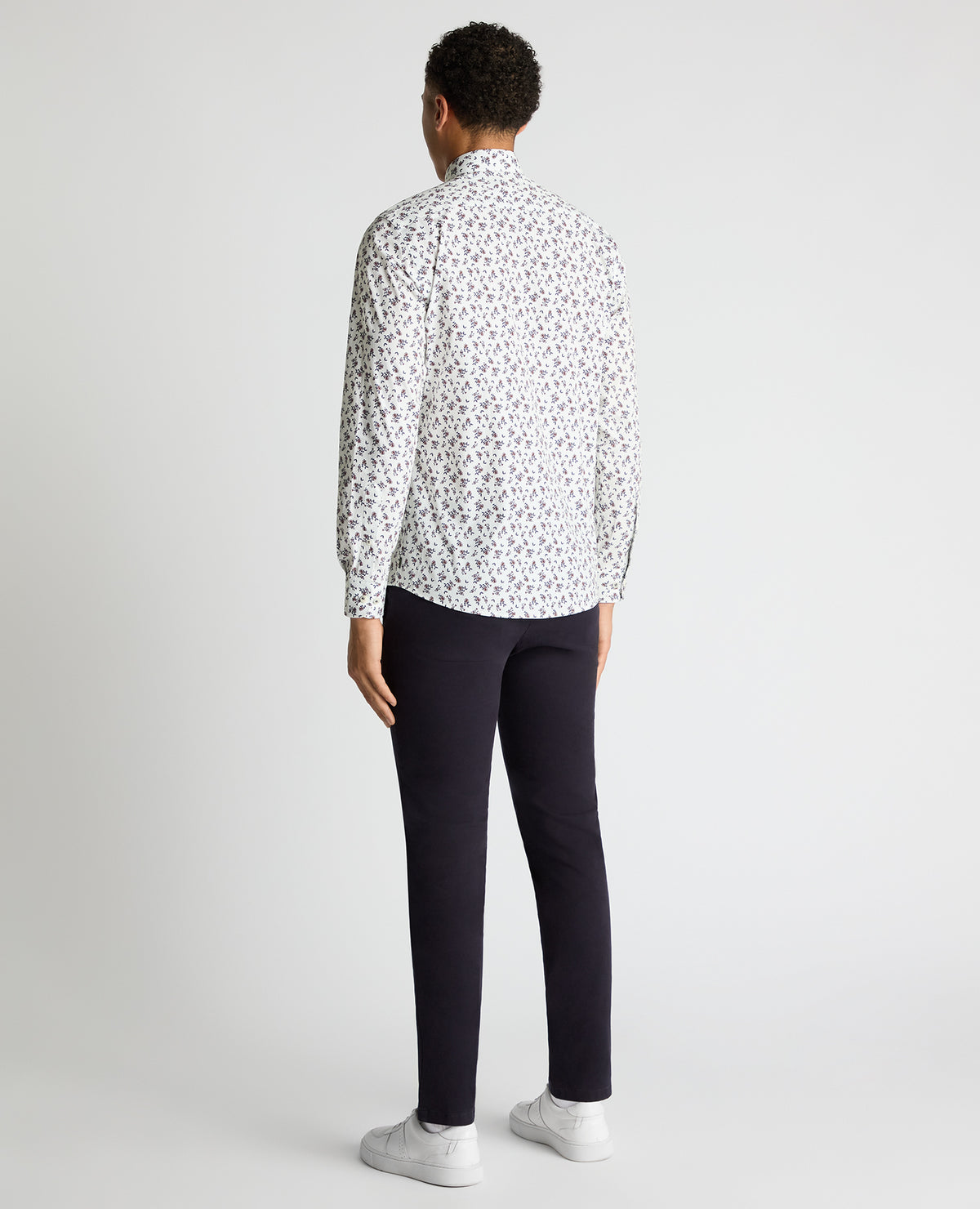 Man wearing a navy Tapered Fit Floral Cotton-Stretch Shirt