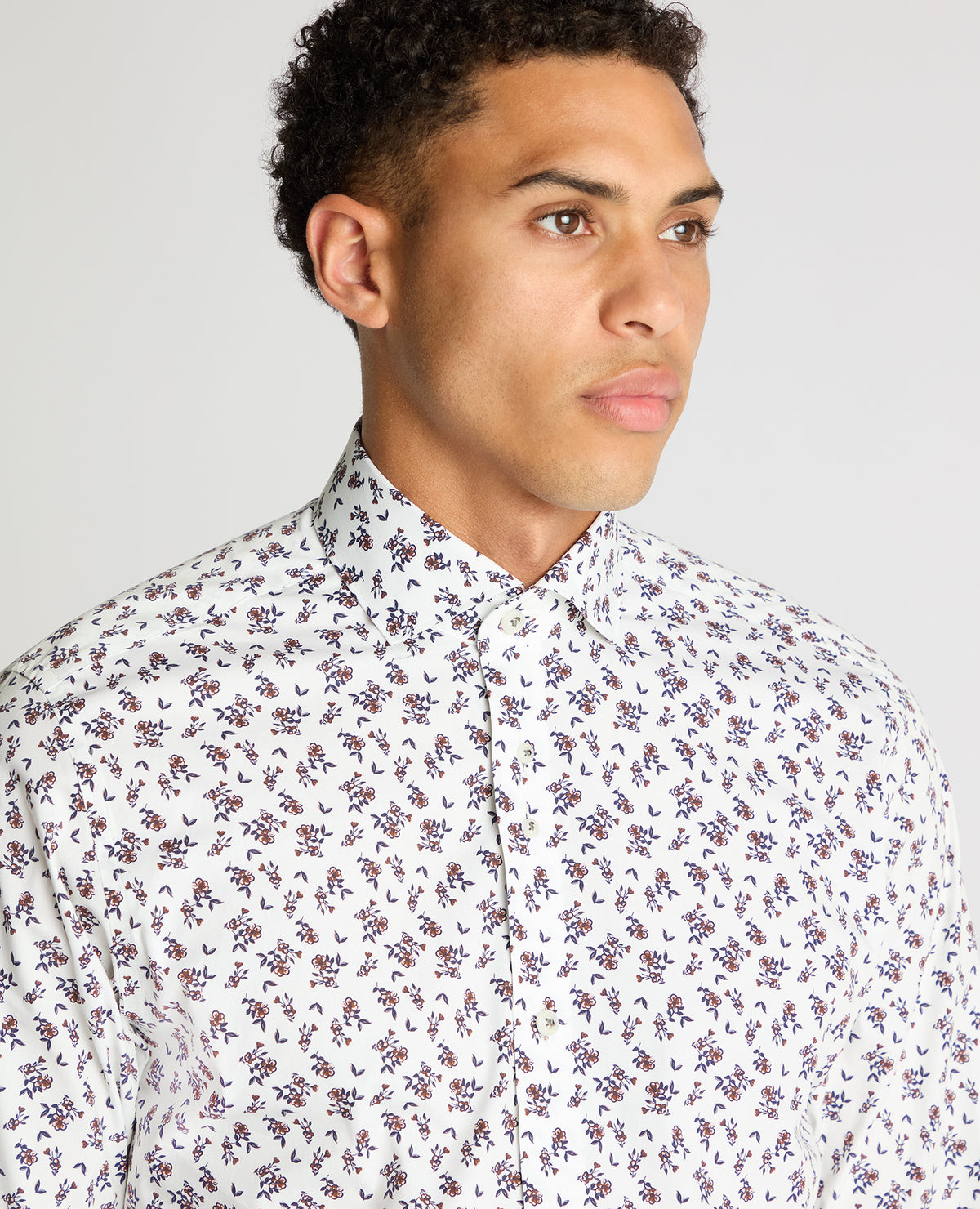 Man wearing a navy Tapered Fit Floral Cotton-Stretch Shirt