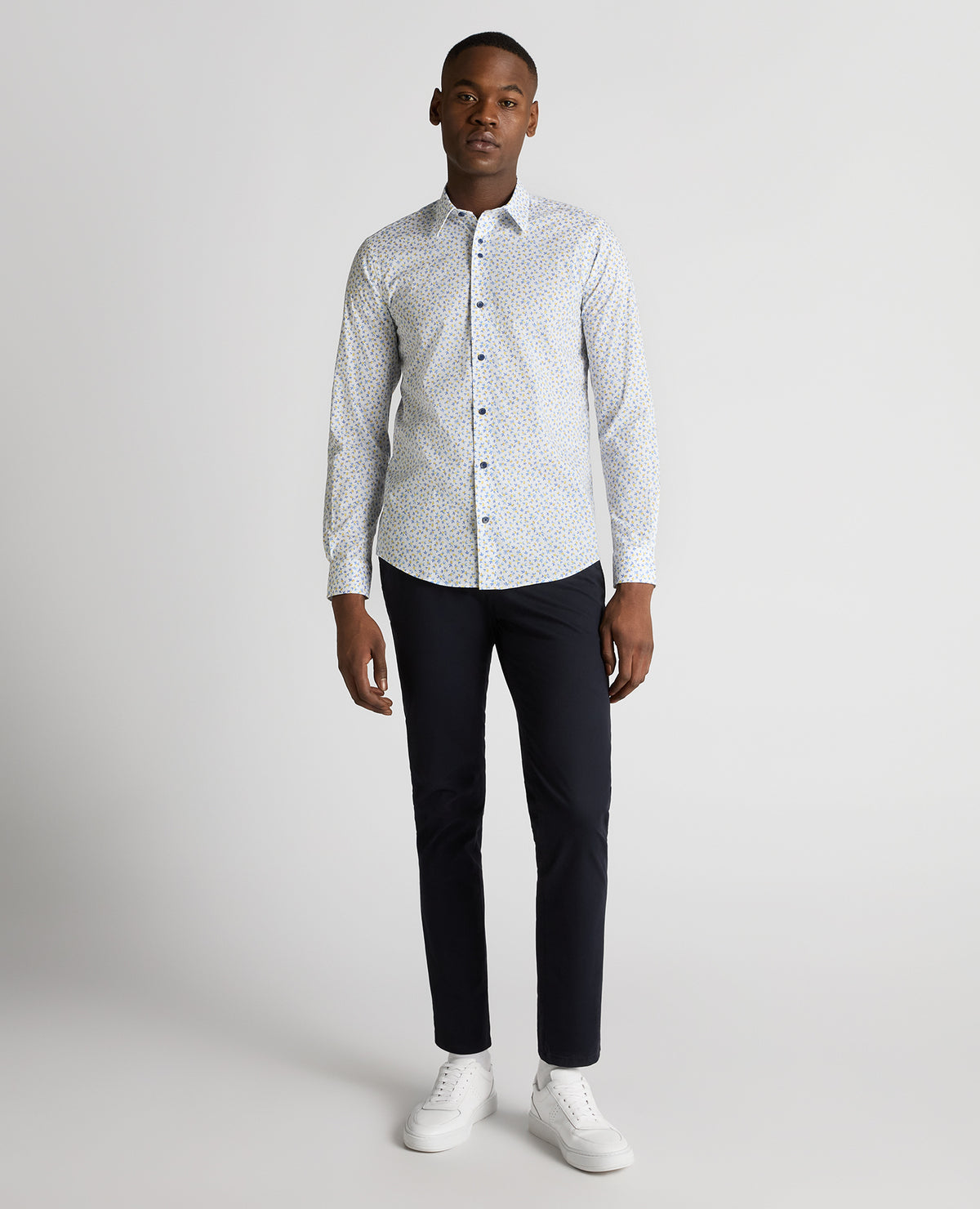 Man wearing a blue Regular Fit Print Cotton-Stretch Shirt