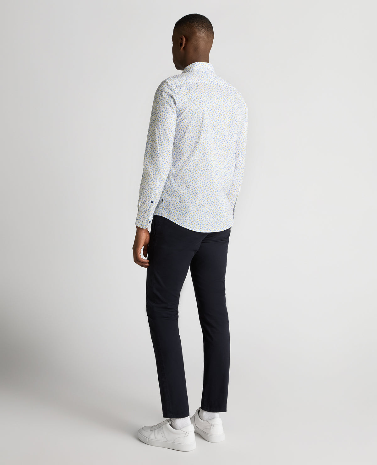 Man wearing a blue Regular Fit Print Cotton-Stretch Shirt