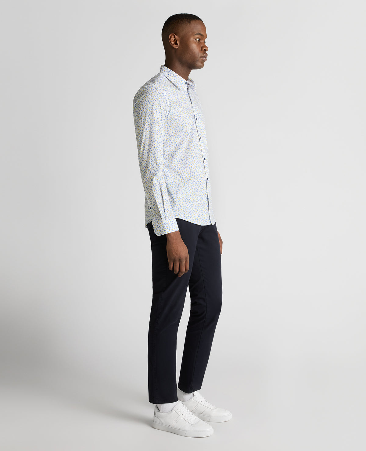 Man wearing a blue Regular Fit Print Cotton-Stretch Shirt