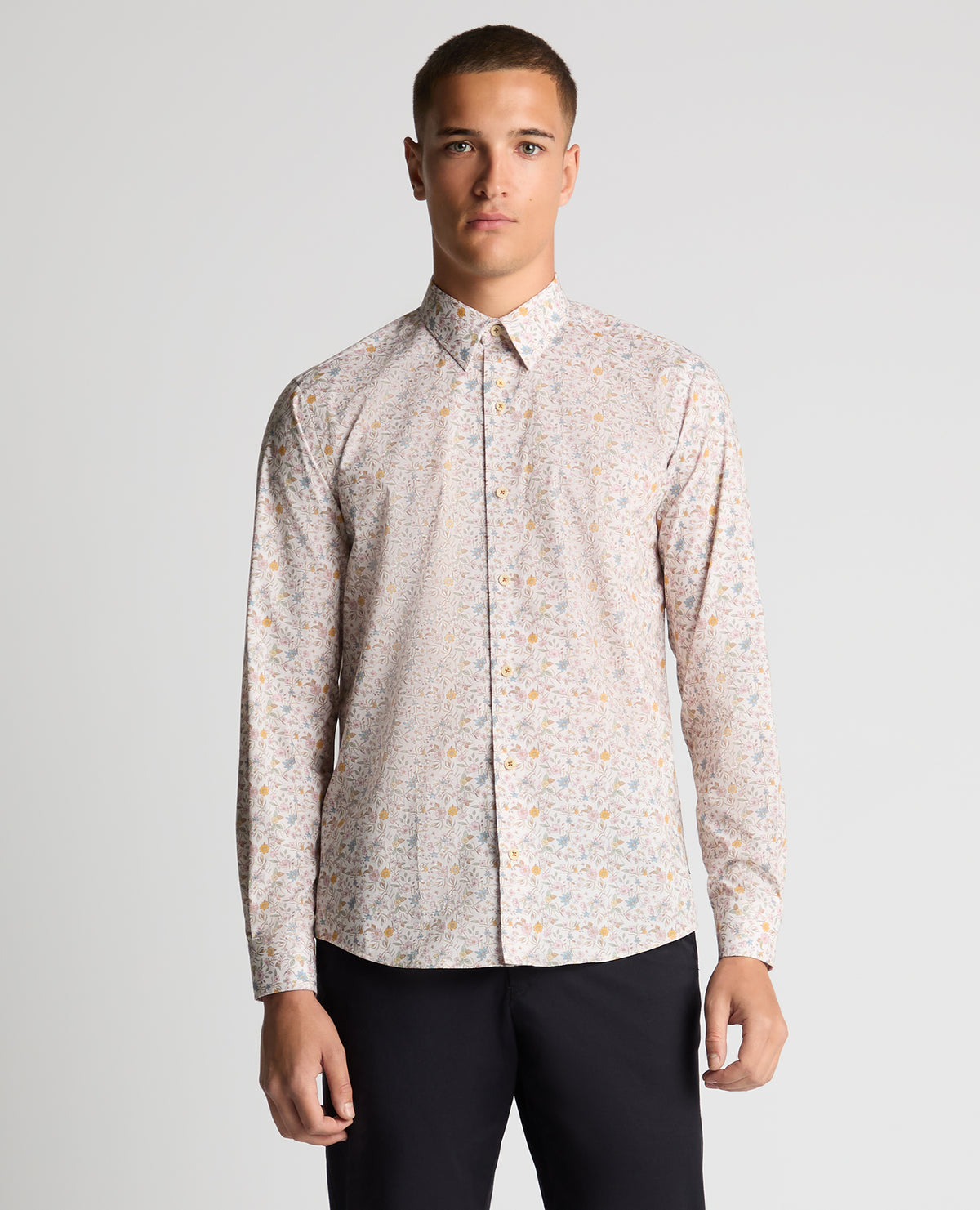 Man wearing a sand Regular Fit Print Cotton-Stretch Shirt