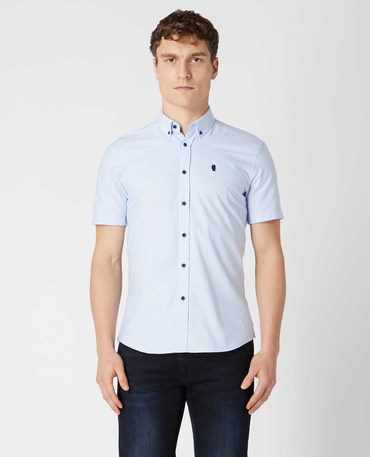 Man wearing a blue Slim Fit Oxford Cotton Short Sleeve Shirt