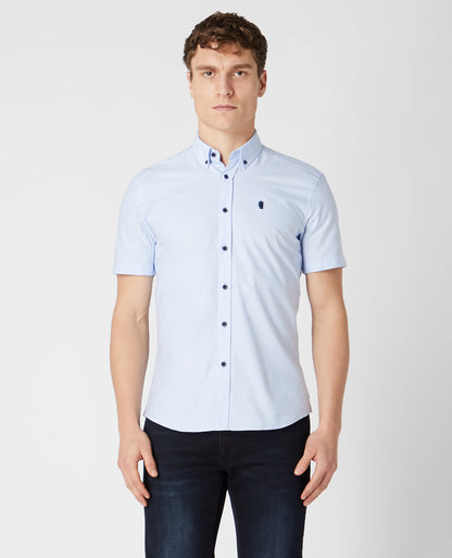 Man wearing a blue Slim Fit Oxford Cotton Short Sleeve Shirt