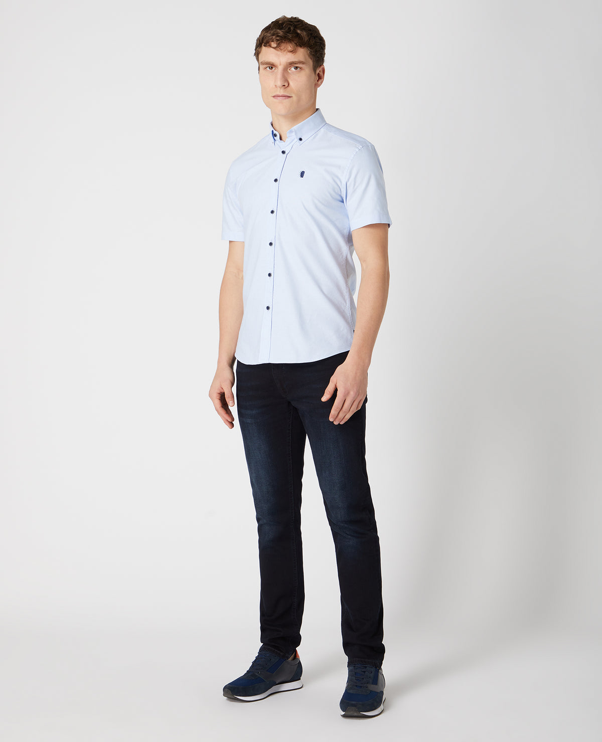 Man wearing a blue Slim Fit Oxford Cotton Short Sleeve Shirt