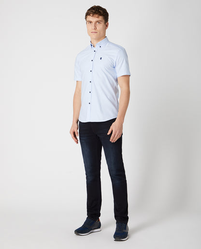 Man wearing a blue Slim Fit Oxford Cotton Short Sleeve Shirt