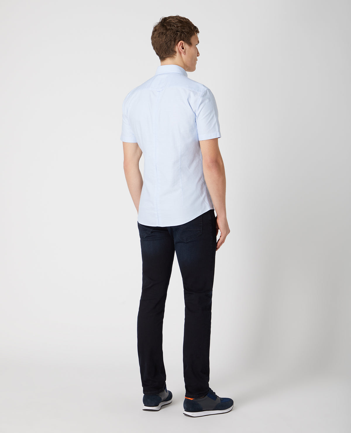 Man wearing a blue Slim Fit Oxford Cotton Short Sleeve Shirt