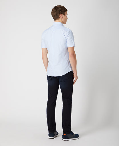 Man wearing a blue Slim Fit Oxford Cotton Short Sleeve Shirt