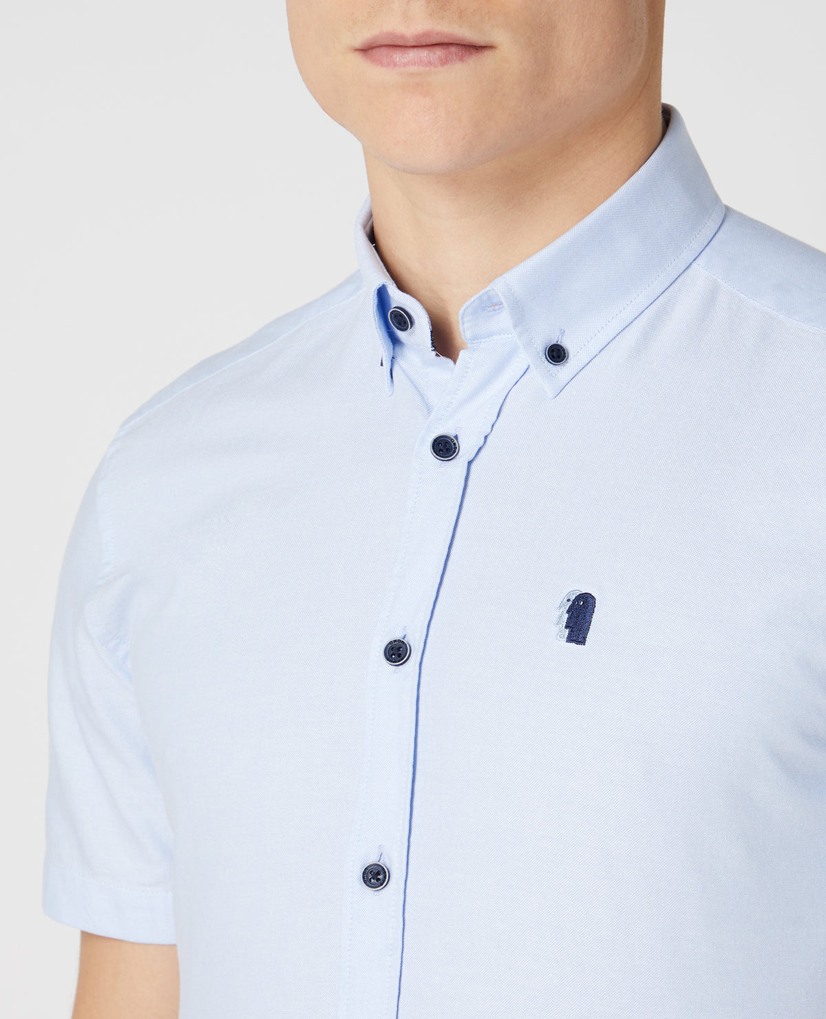 Man wearing a blue Slim Fit Oxford Cotton Short Sleeve Shirt