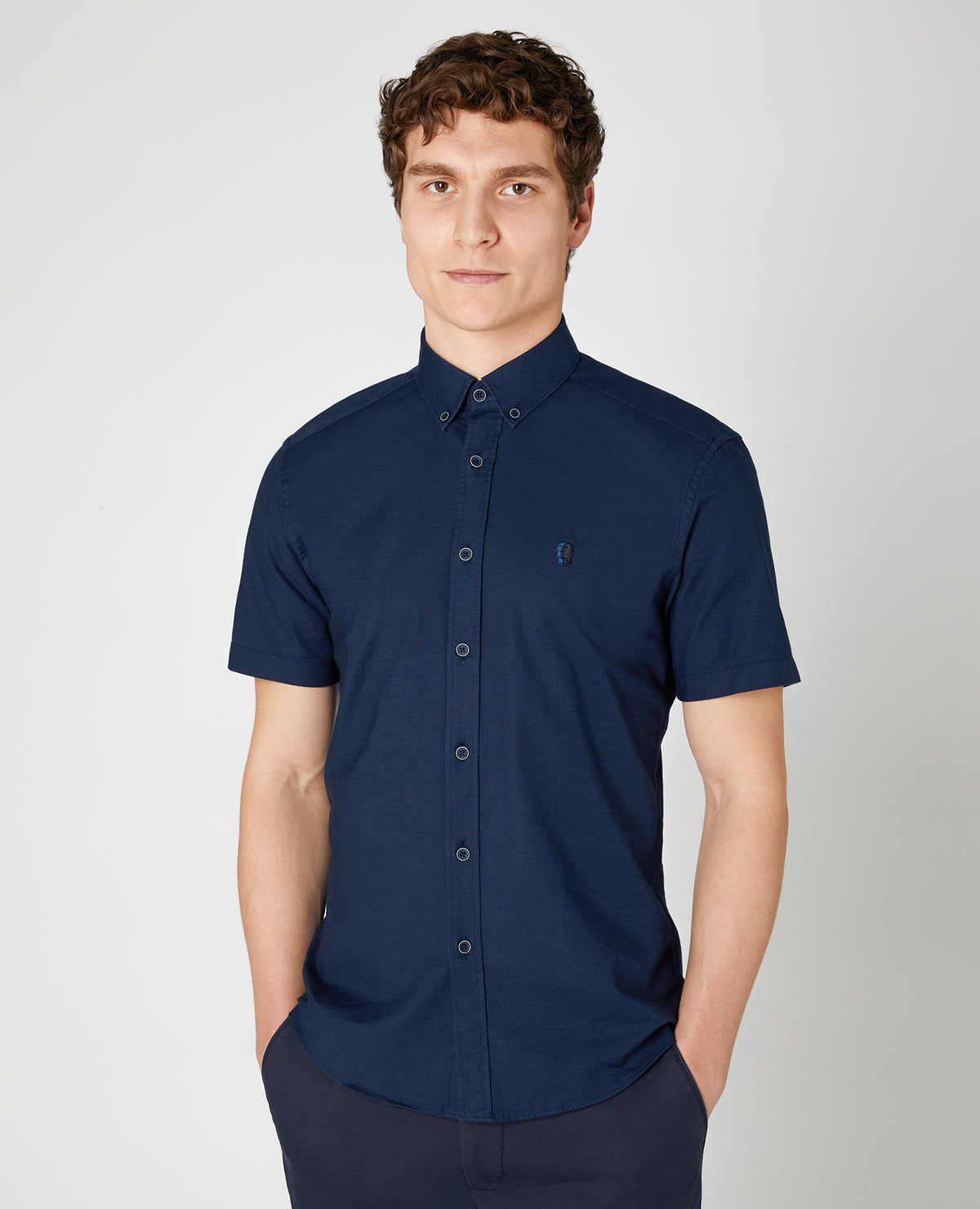 Man wearing a navy Slim Fit Oxford Cotton Short Sleeve Shirt