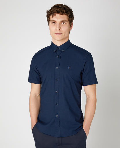 Man wearing a navy Slim Fit Oxford Cotton Short Sleeve Shirt