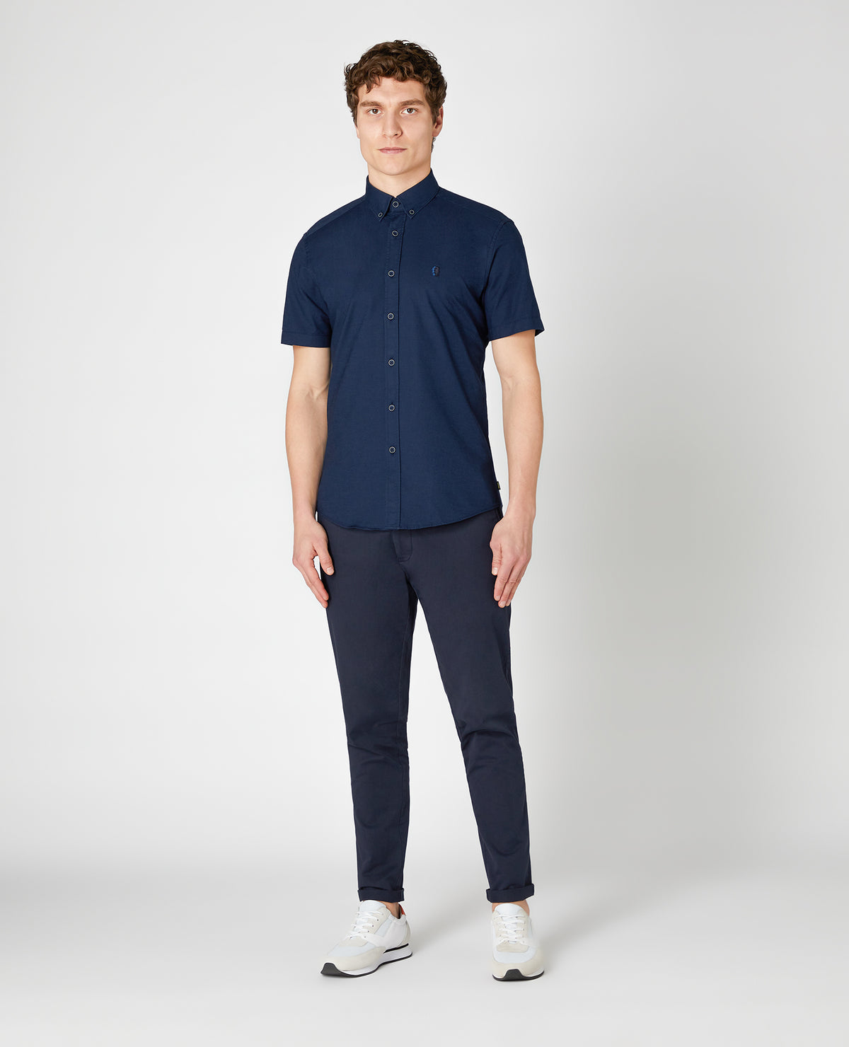 Man wearing a navy Slim Fit Oxford Cotton Short Sleeve Shirt