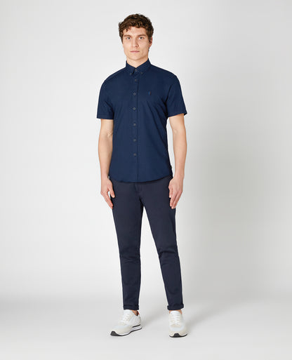 Man wearing a navy Slim Fit Oxford Cotton Short Sleeve Shirt