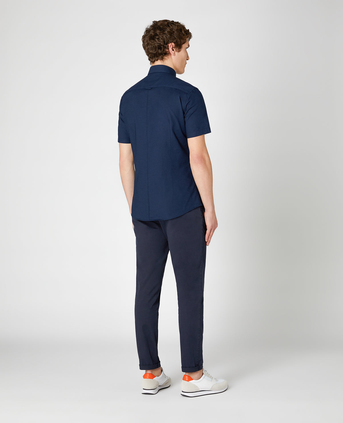 Man wearing a navy Slim Fit Oxford Cotton Short Sleeve Shirt