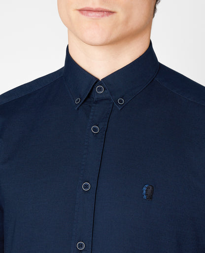 Man wearing a navy Slim Fit Oxford Cotton Short Sleeve Shirt