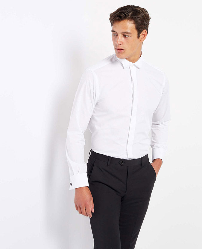 Man wearing a white Tapered Fit Cotton-Blend Wing Collar Shirt