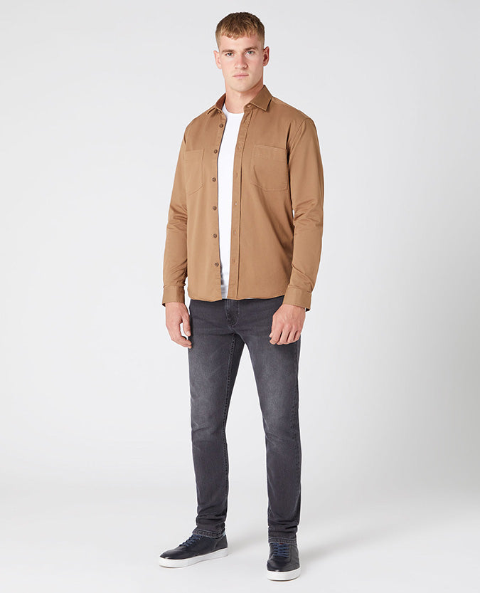 Man wearing a brown Regular Fit Cotton-Stretch Overshirt