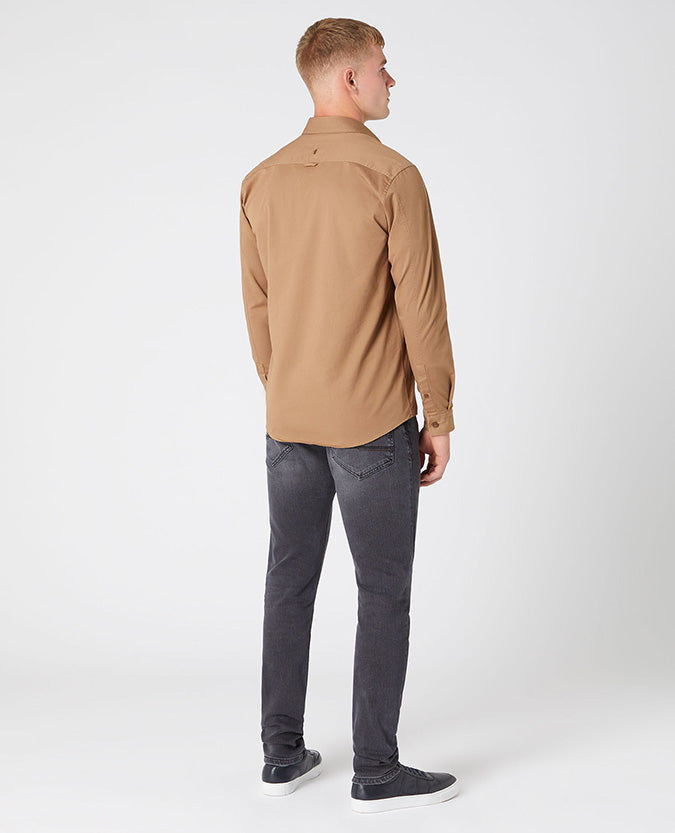 Man wearing a brown Regular Fit Cotton-Stretch Overshirt