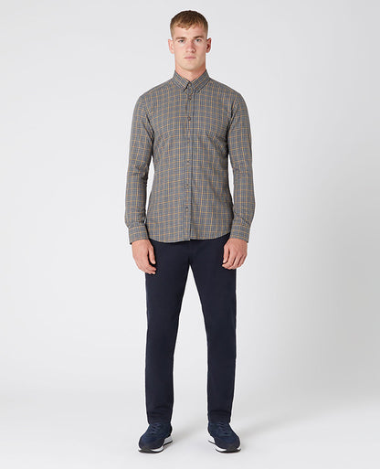 Man wearing a grey Slim Fit Cotton Checked Shirt