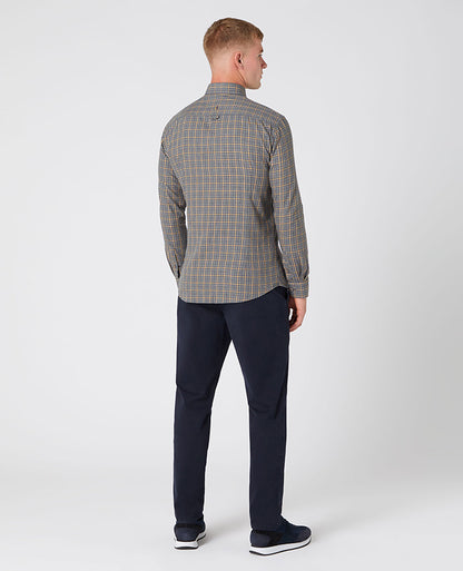 Man wearing a grey Slim Fit Cotton Checked Shirt
