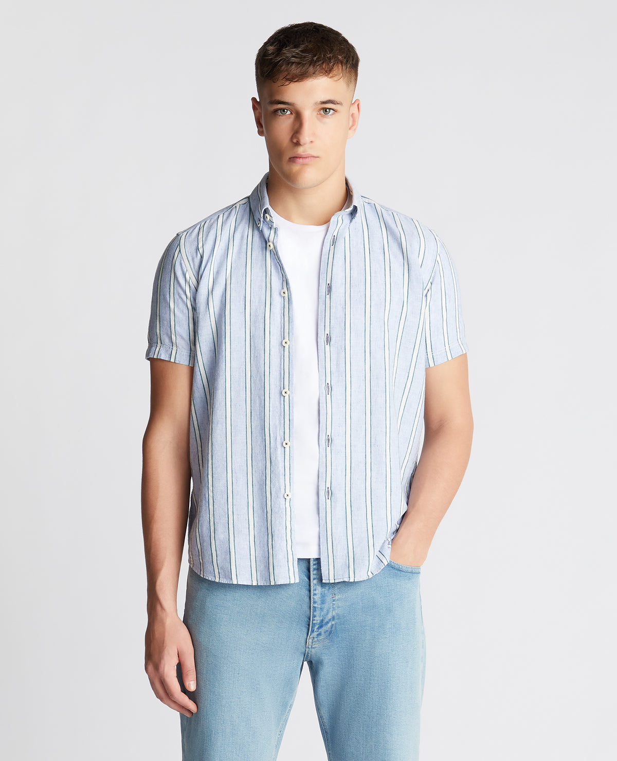 Man wearing a blue Slim Fit Striped Cotton-Linen Shirt