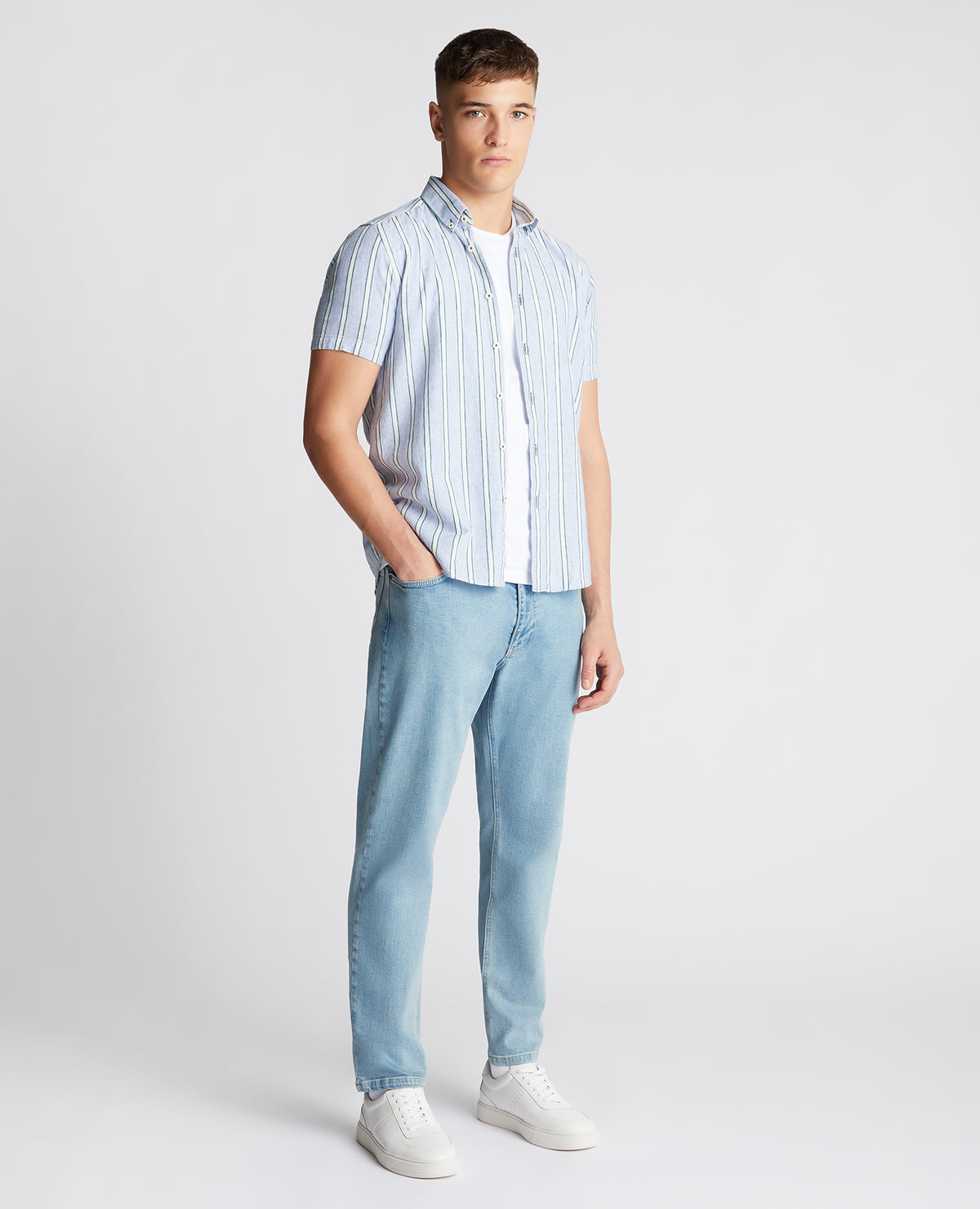 Man wearing a blue Slim Fit Striped Cotton-Linen Shirt