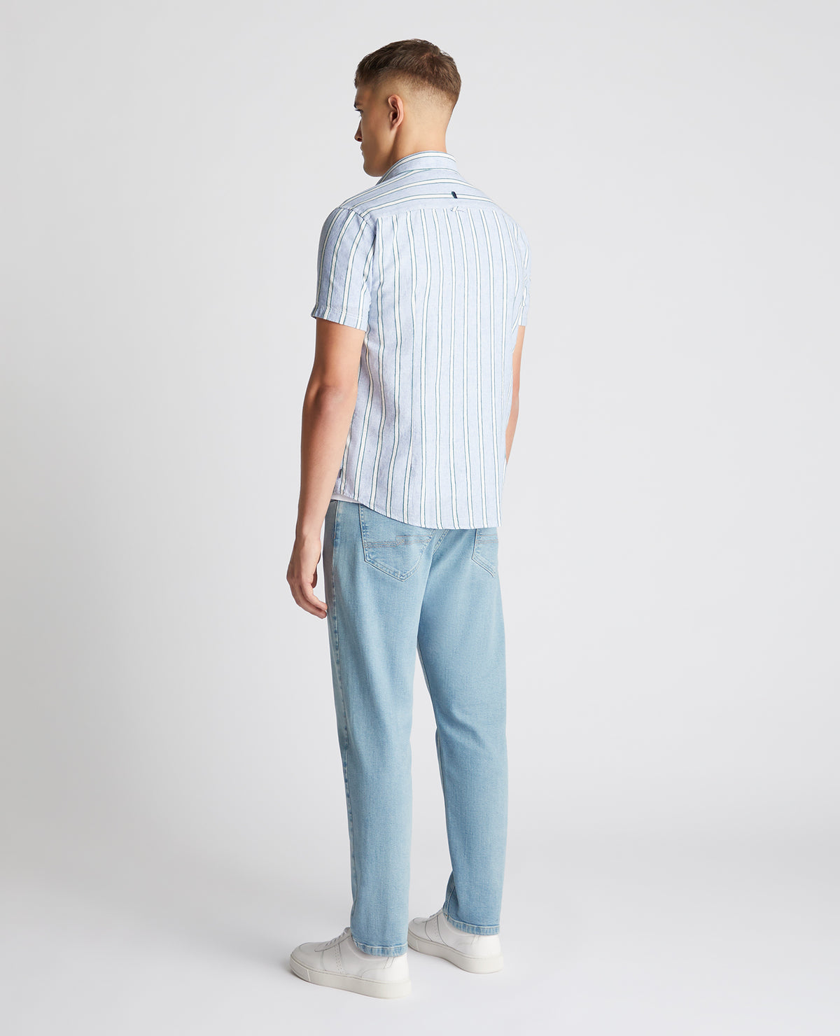 Man wearing a blue Slim Fit Striped Cotton-Linen Shirt