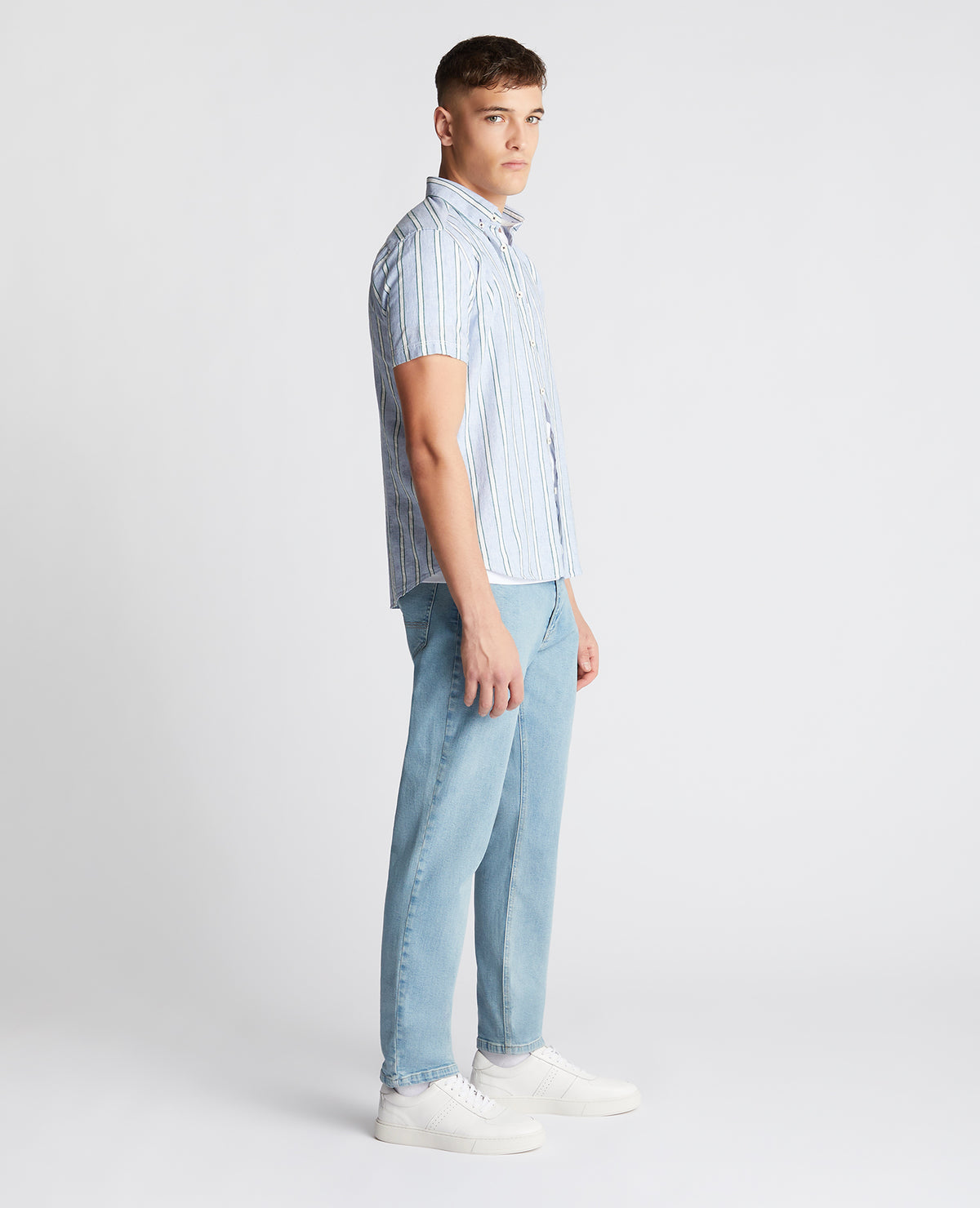 Man wearing a blue Slim Fit Striped Cotton-Linen Shirt