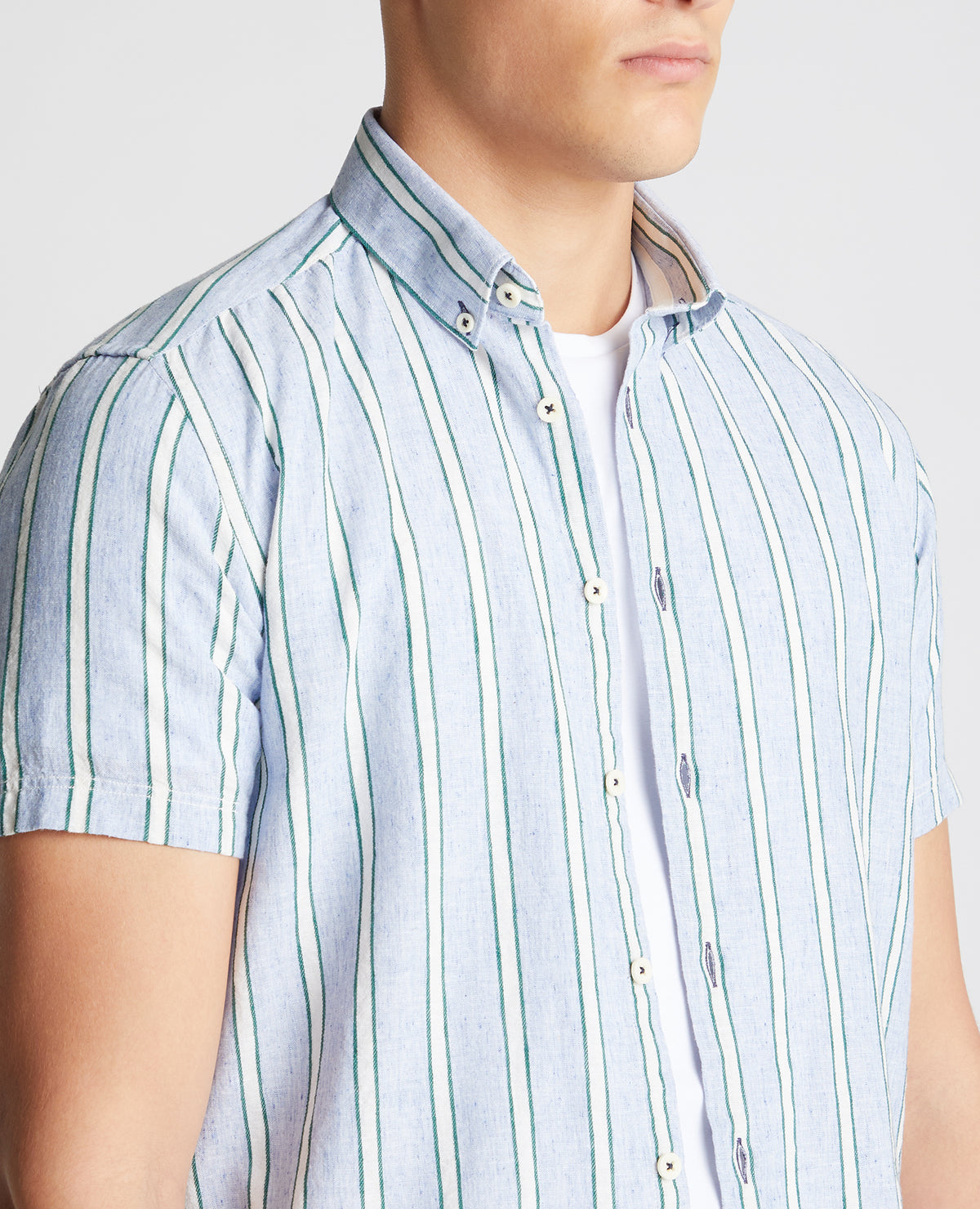 Man wearing a blue Slim Fit Striped Cotton-Linen Shirt