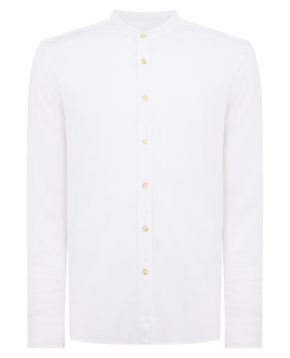 Man wearing a white Regular Fit Tencel-Blend Shirt