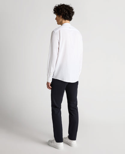 Man wearing a white Regular Fit Tencel-Blend Shirt