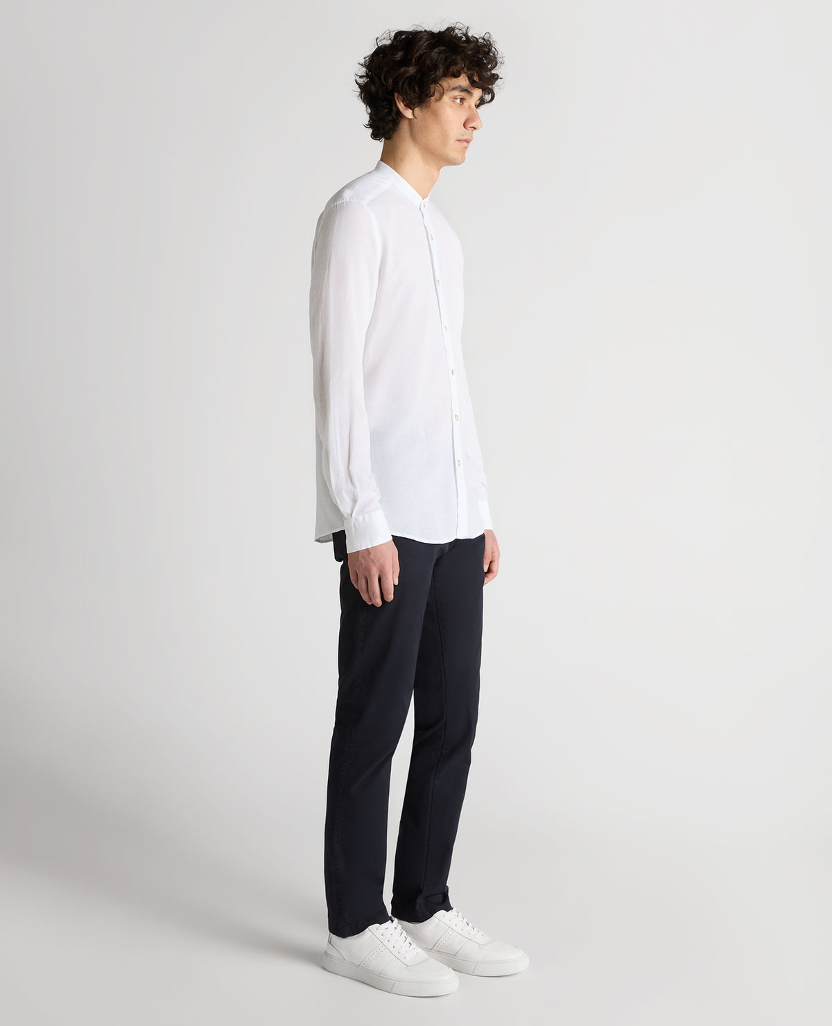Man wearing a white Regular Fit Tencel-Blend Shirt