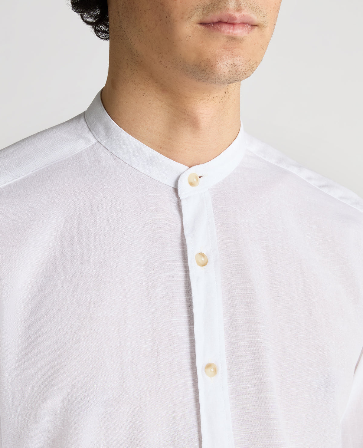 Man wearing a white Regular Fit Tencel-Blend Shirt