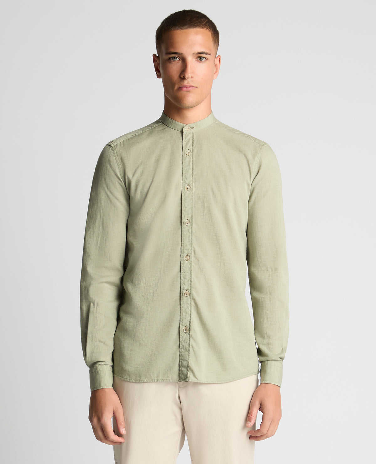 Man wearing a green Regular Fit Tencel-Blend Shirt