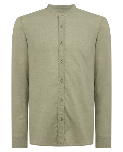 Man wearing a green Regular Fit Tencel-Blend Shirt