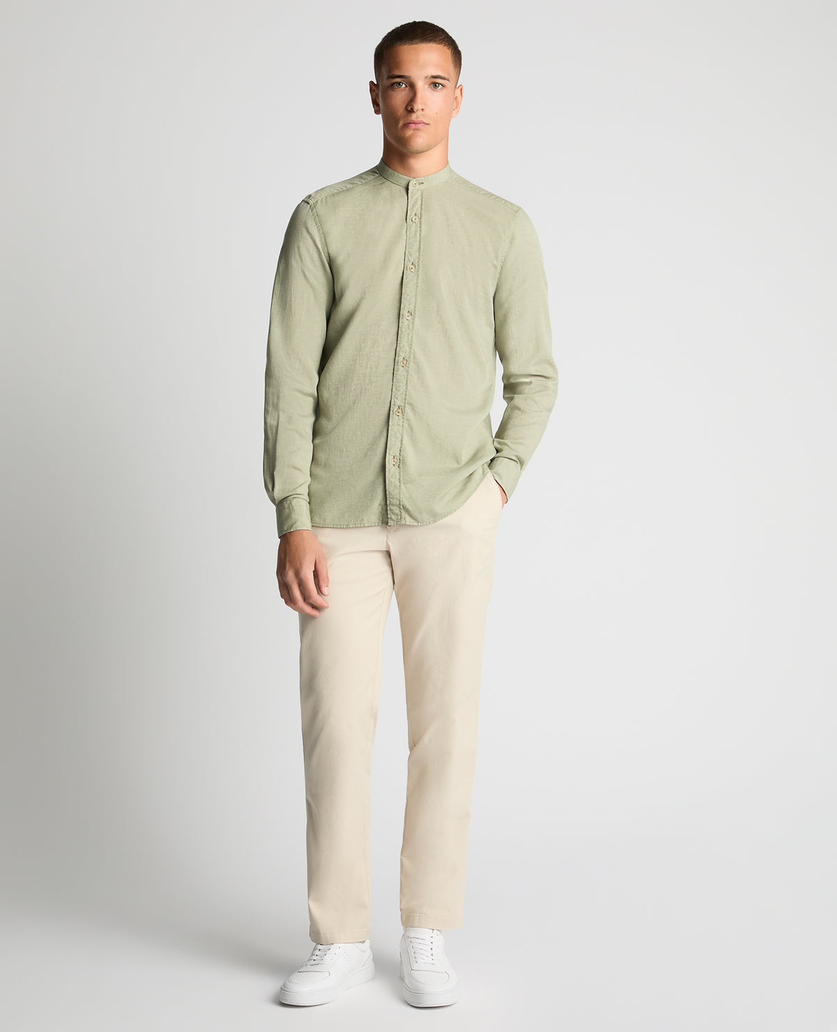 Man wearing a green Regular Fit Tencel-Blend Shirt