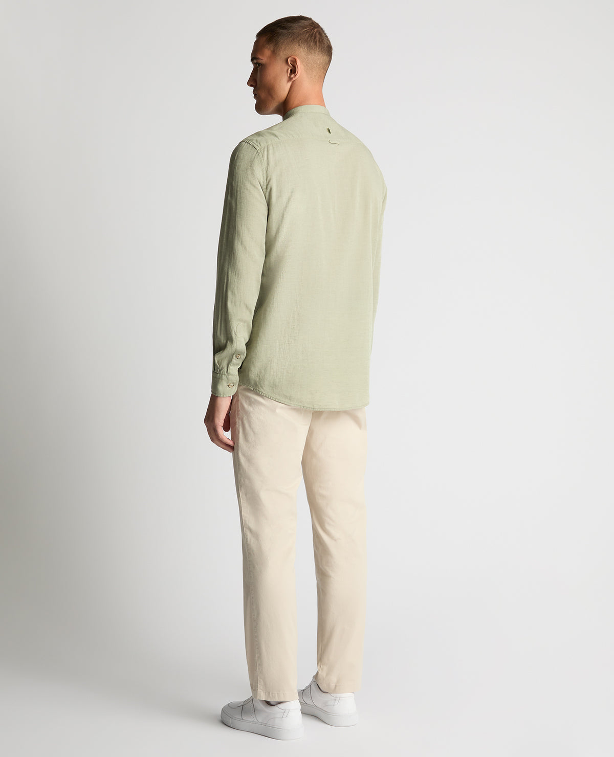 Man wearing a green Regular Fit Tencel-Blend Shirt