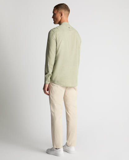 Man wearing a green Regular Fit Tencel-Blend Shirt