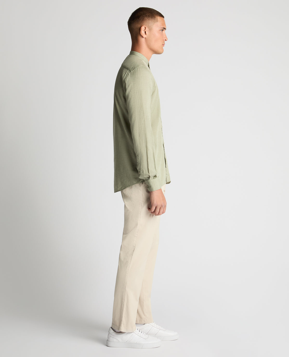Man wearing a green Regular Fit Tencel-Blend Shirt